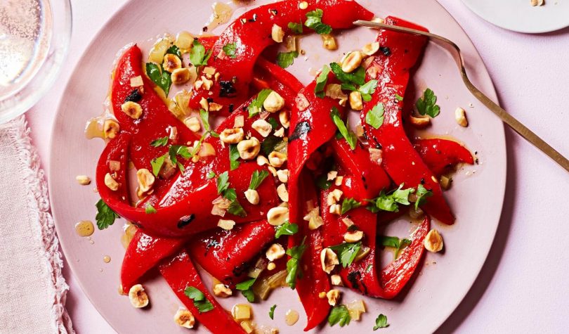  Közlenmiş Kırmızı Biber Salatası Tarifi Nasıl Yapılır?