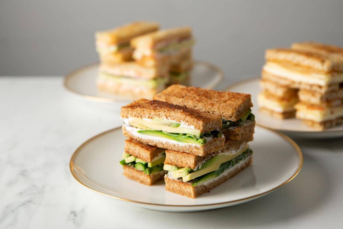 Tea sandwich. Сэндвич в панировке. Чай и сэндвич. Сэндвич с жареными мозгами. День жареных сэндвичей с сыром 12 апреля.