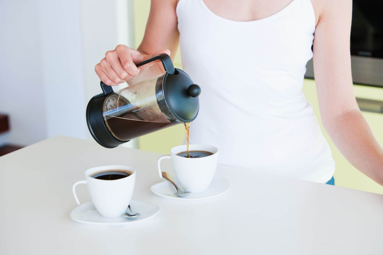 После кофе сильно. Наливает кофе. Девушка наливает кофе. Кофемашина наливает кофе. Кофе для похудения.