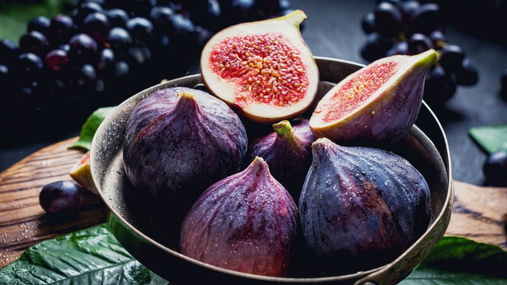 İncir  K2 vitamini bakımından zengin olan meyvelerden biri de incirdir.  Yaz aylarında manav tezgahlarında yerini alan incir, K2 vitamini içeren meyvelerden biridir. Düzenli tüketimde kalsiyum ihtiyacını karşılar.